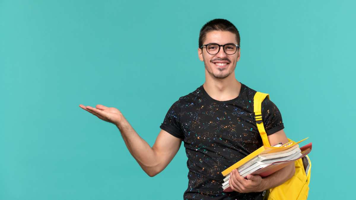 إلى طالب الثانوية العامة: توقف عن المذاكرة بجد.. وابدأ المذاكرة بذكاء! (دليل الـ 4 ساعات الذهبية)